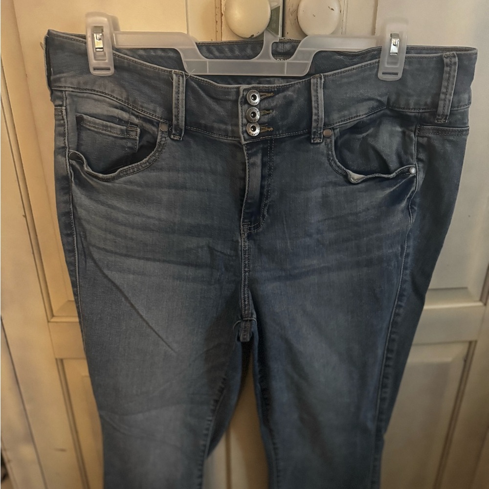 Torrid super soft jegging with distressed leg openings euc